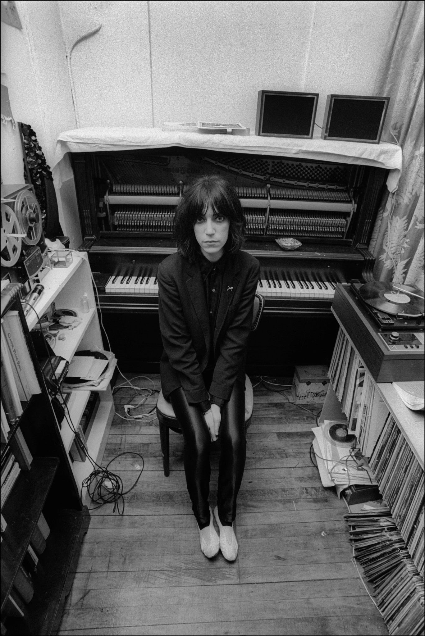 Patti Smith in her apartment NYC 1974 by Allan Tannenbaum