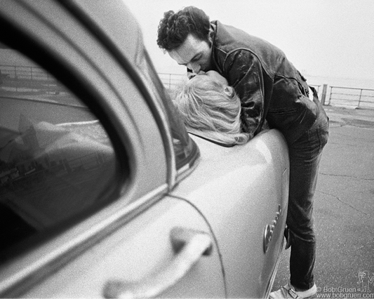 Joe Strummer kissing Gaby Salter, 1981 by Bob Gruen